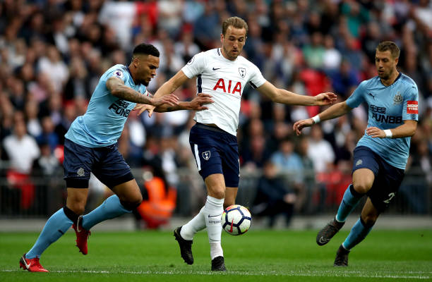 的防守捉襟 的防守捉襟